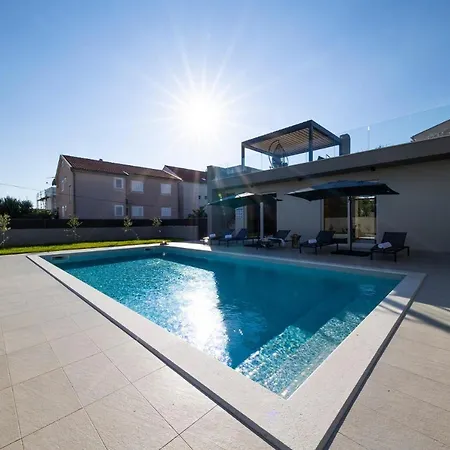 Beautiful Mary Lou Villa *