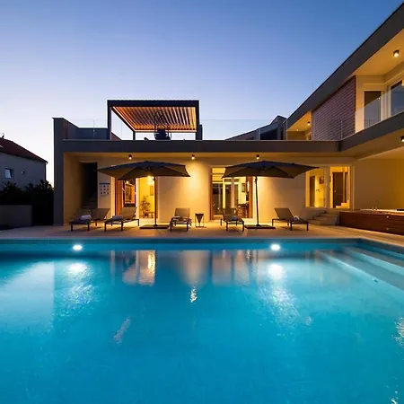 Beautiful Mary Lou Villa